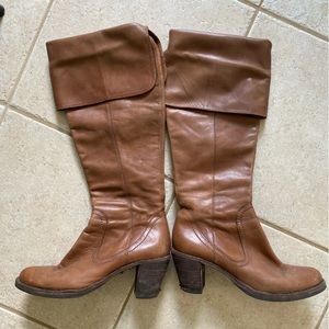 Modern Vintage brown leather boots. Side zip.